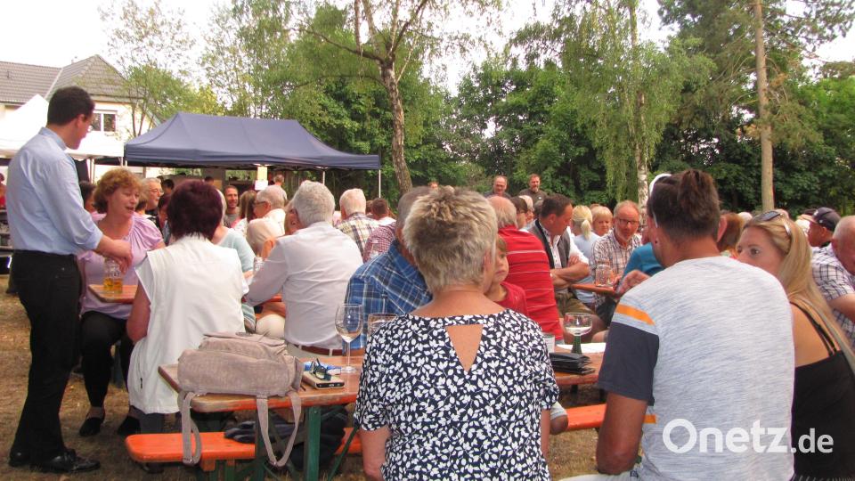 Auch die beiden Geistlichen Pfarrer Thomas Kohlhepp und Pfarrvikar Robert Amandu genießen den Bayerischen Abend. Bild: sei