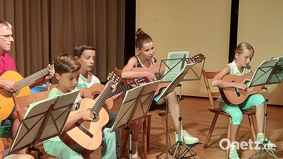 Schülerkonzert auf der Bühne im Jugendheim Grafenwöhr Bild: myd