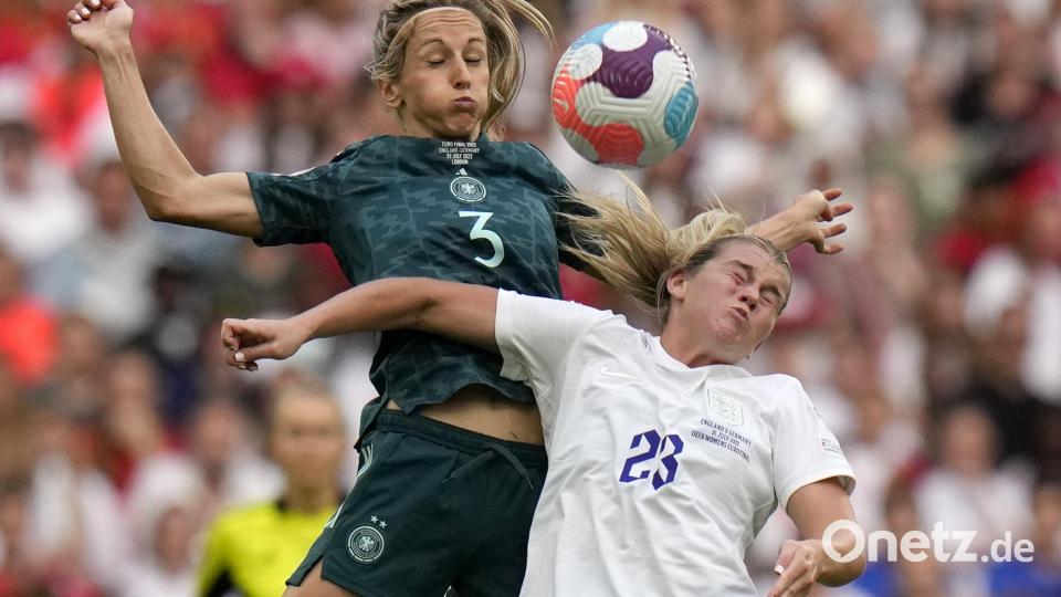 Englands Alessia Russo (r) gegen Deutschlands Kathrin-Julia Hendrich Bild: Alessandra Tarantino