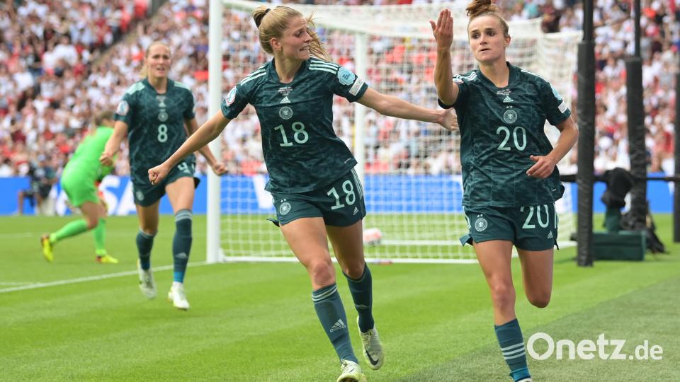 Lina Magull (r) jubelt mit Sydney Lohmann (l) und Tabea Waßmuth nach dem Tor zum 1:1. Bild: Sebastian Christoph Gollnow
