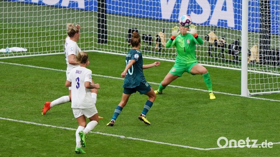 Lina Magull (M) erzielt das 1:1. Bild: Joe Giddens
