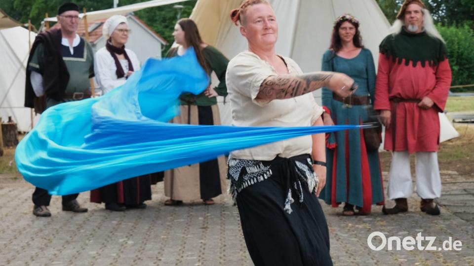 Burgfräuleins tanzten und schwangen farbige Bänder. . Bild: Hirsch