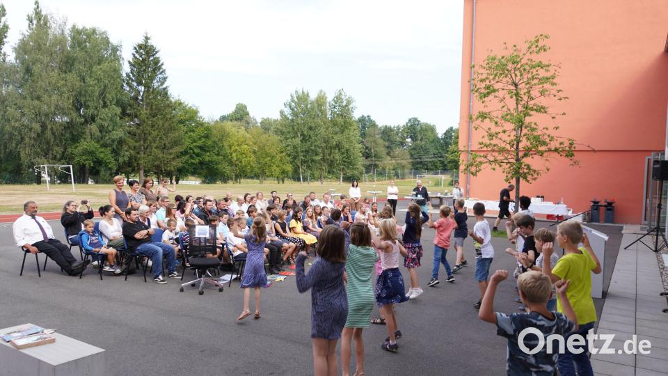 Die Schülerinnen und Schüler der dritten Klasse verabschieden die Viertklässlern mit einem Tanz Bild: fvo