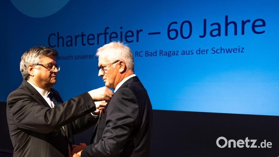 Pastpräsident Karlhermann Schötz (links) übergibt das Amt des Präsidenten an Heinz Schlosser. Bild: Tobias Riedl/exb