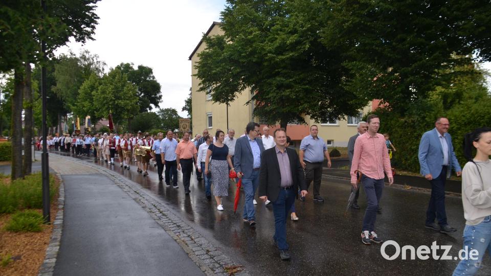 Der Festzug mit Gemeinderat und Offiziellen Bild: ak