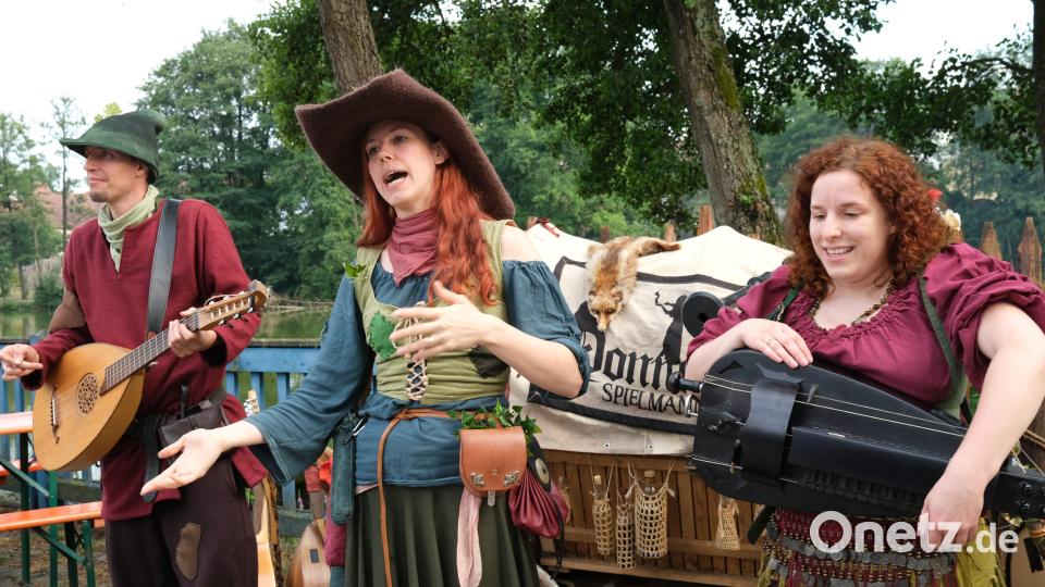 Die Spielmannstruppe „Donnerkeil“ verbreitete beim Mittelaltermarkt im Neunburger Stadtpark gute Laune. Bild: Hirsch