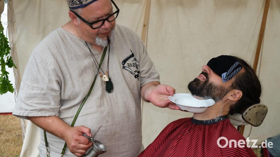 &quot;Jemanden einseifen oder über die Klinge springen lassen&quot; Diese Redewendungen erinnern an den Barbier im Mittelalter. Bild: Hirsch