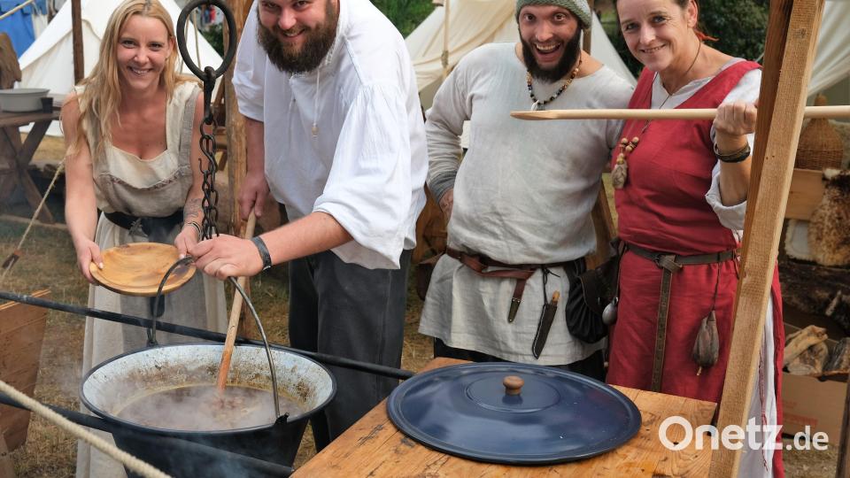 Das Rehragout brutzelt am offenen Feuer. Der Duft aus dem Kessel weckt den Appetit. Bild: Hirsch