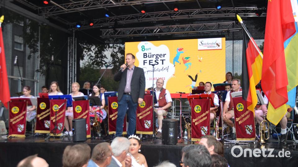 Bürgermeister Christian Porsch eröffnete auf der Hauptbühne in der Bahnhofstraße das Bürgerfest offiziell. Bild: ak