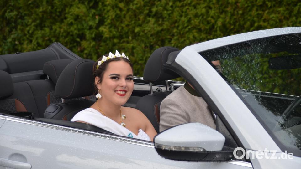 Standesgemäß fuhr Porzellankönigin Nicole I. mit. Bild: ak
