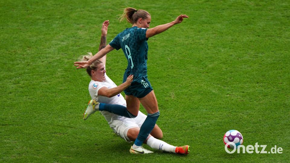 Englands Millie Bright gegen Deutschlands Sydney Lohmann. Bild: Joe Giddens