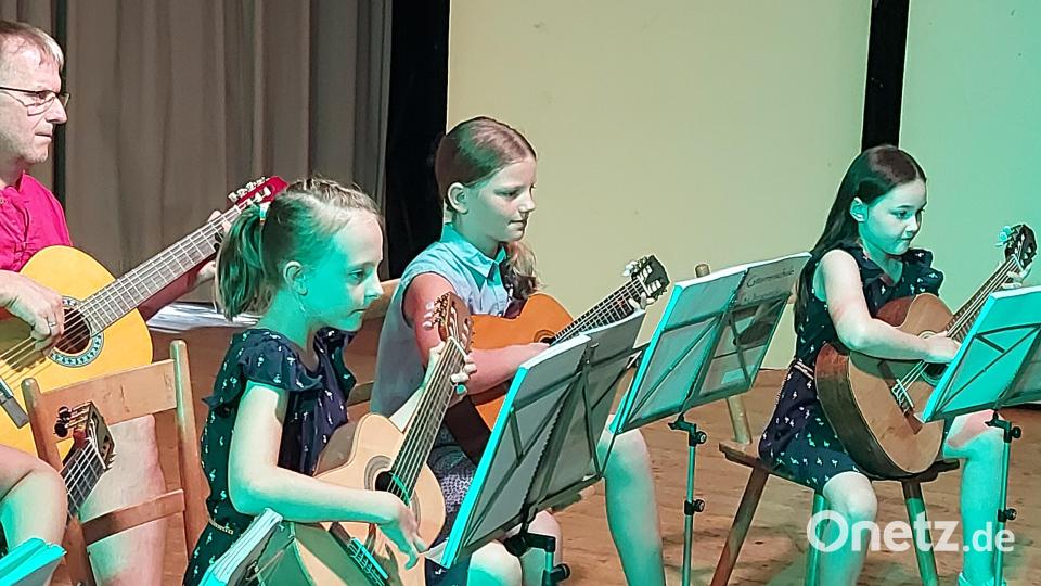 Schülerkonzert auf der Bühne im Jugendheim Grafenwöhr Bild: myd