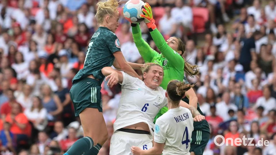 Lea Schüller (l) und Englands Torhüterin Mary Earps kämpfen um den Ball. Bild: Sebastian Christoph Gollnow