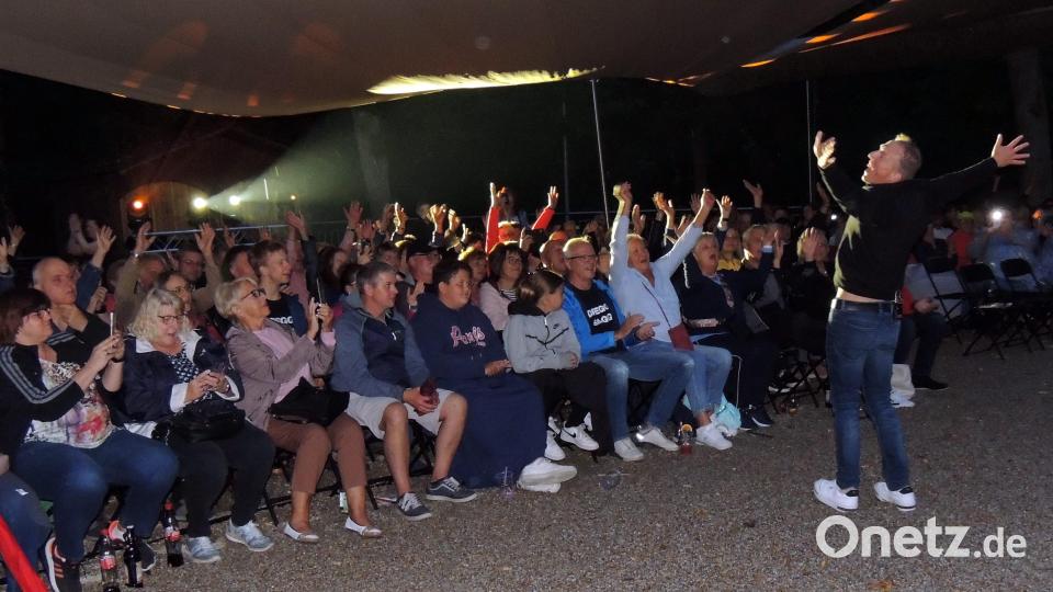 Der Dreggsagg beim Bad in der Menge - 250 Fans kamen. Bild: mor