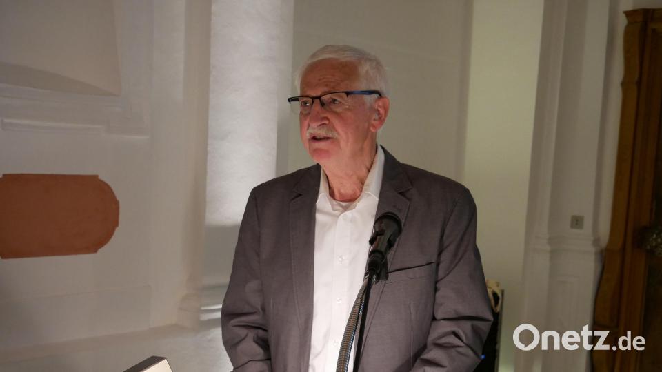 Mitautor Josef Reindl stellte die Festschrift zum 50-jährigen Jubiläum des Gerwig-Kreises Waldsassen mit einer Bilderpräsentation vor. Bild: hmr