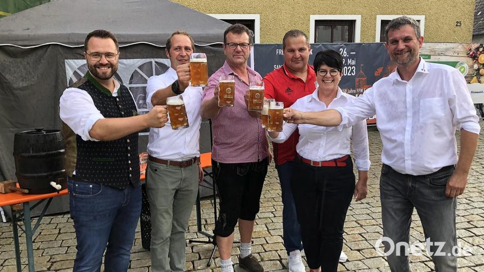 Bürgermeister Matthias Grundler (von links), DJK-Vorsitzender Wolfgang Knoll, Schankmeister Roland Zrenner, Festleiter Michael Gleißner und die Vertreter der DJK-Vereinsspitze, Alexandra Hasenfürter und Thomas Träger, stoßen auf das Bürgerfest an. Bild: wro