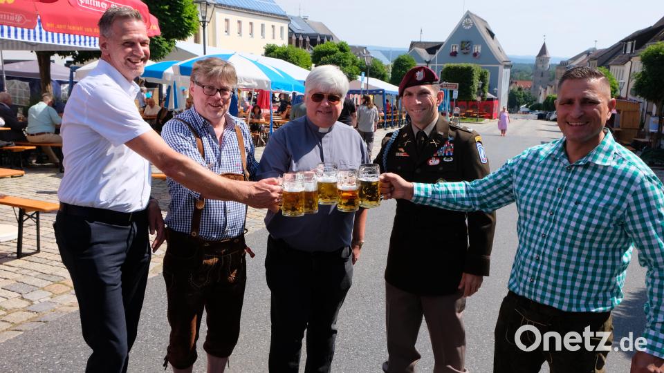 Ein Prosit auf die Stadt und die Bürgerfestbesucher: Die Kulturbeauftragten Thomas Riedl und Michael König, Stadtpfarrer Thomas Jeschner, US-Kommandeur Ari Martyn und Bürgermeister Marcus Gradl (von links) Bild: do