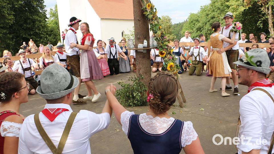 Rund um das Podium knieen die Kirwapaare in Niederärndt beim Ehrentanz des Oberkirwapaars Katharina Kraus und Paul Seegerer (links) sowie der Verlierer des Losentscheids, Lena Mayer und Kilian Suttner (rechts). Bild: gru