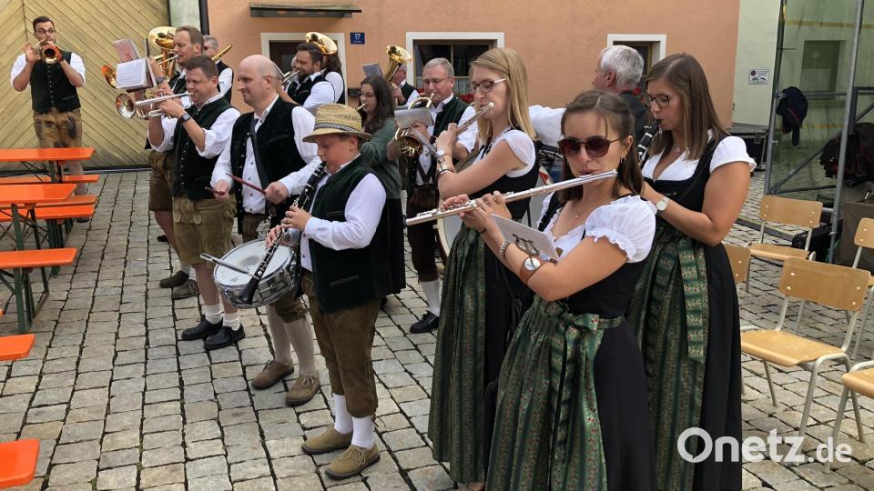 Den Auftakt der zweitägigen Feier am Marktplatz bildete ein Standkonzert der Blaskapelle Falkenberg. Bild: wro