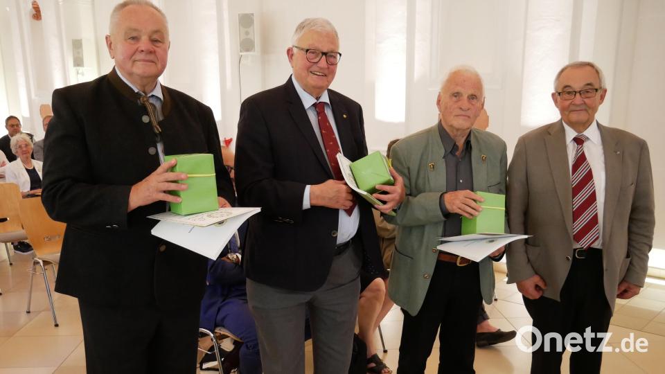 Bereits seit 50 Jahren sind Gerhard Paintner, Oskar Deininger und Horst Korndörfer (von links) Mitglied im Gerwig-Kreis Waldsassen. Vorsitzender Manfred Brunner (rechts) überreichte eine Urkunde des Oberpfälzer Waldvereins und ein individuelles Geschenk des Gerwig-Kreises. Bild: hmr