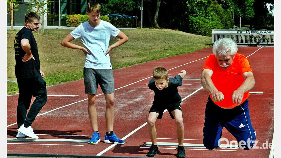 Ablegen des Sportabzeichens mit dem BLSV .
Es wurde der Standweitsprung probiert, hier zeigt es der Trainer. Bild: R. Kreuzer