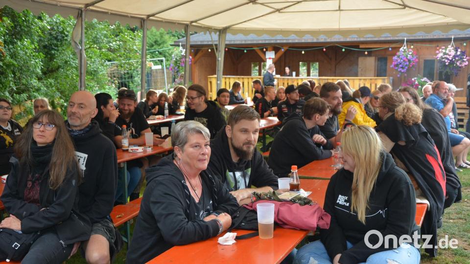 Blick in die Reihen der Besucher, die am frühen Samstagabend in Königshütte beim „Skaldenwolf-Festival“ zu Gast waren. Mehrere hundert Gästen kamen am Freitag und Samstag zur Erstauflage des Festivals. Bild: jr