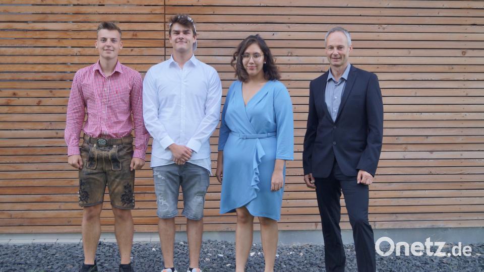 Lehrer Jochen Römisch (rechts) gratulierte (von links) Jonas Hermann, Yannick Plischke und Verena Ries zum Abschluss. Bild: BSZ Wiesau/exb