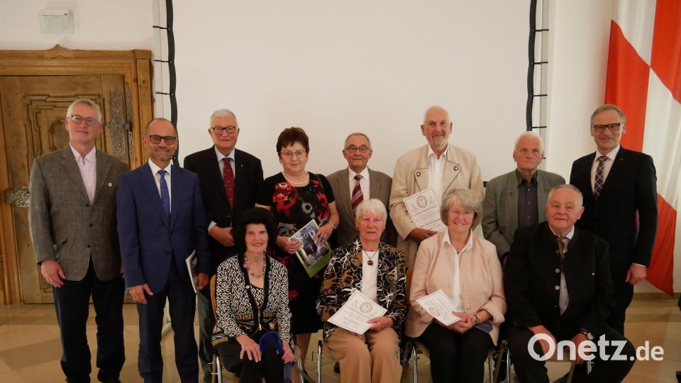 Die bei der Jubiläumsfeier des Gerwig-Kreises geehrten Mitglieder mit den Enrengästen. Sitzend von links Edda Preißl, Ingrid Pröls, Edeltraud Winhard und Gerhard Paintner sowie stehend von links Dr. Georg Schrott, stellvertretender Landrat Dr. Alfred Scheidler, Oskar Deininger, Bezirksrätin Brigitte Scharf, Vorsitzender Manfred Brunner, Manfred Winhard, Horst Korndörfer, Erster Bürgermeister Bernd Sommer. Bild: hmr