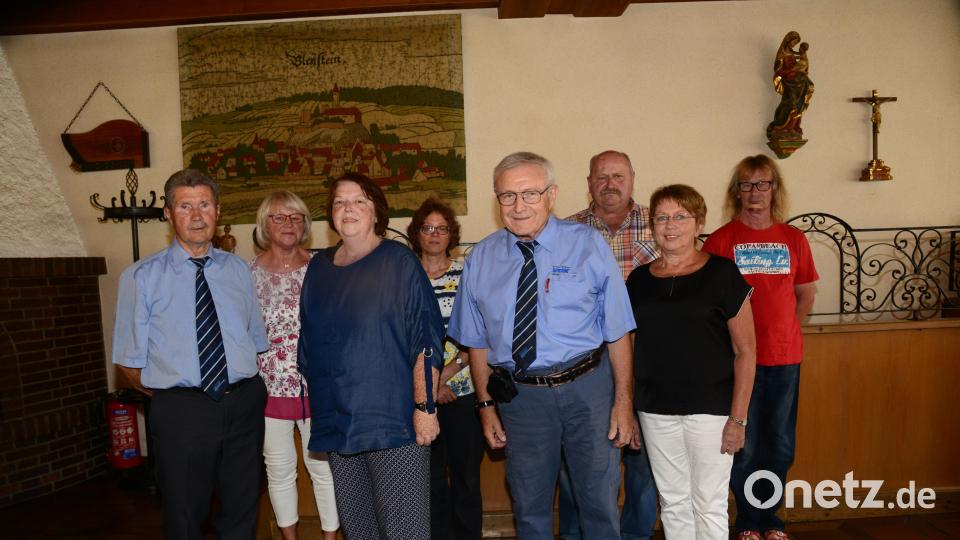 Bei den Neuwahlen bestätigen die Mitglieder Josef Rewitzer als VdK-Ortsvorsitzenden, Christine Neuber zur Stellvertreterin, Peter Trstan als Schriftführer und Elisabeth Randig als Kassiererin (vordere Reihe von links), neu gewählt Eva Landgraf als Vertreterin der Frauen, Tanja Biller als Vertreterin der Jugend, Michael Neuber und Markus Biller als Beisitzer (hintere Reihe von links). Bild: bey