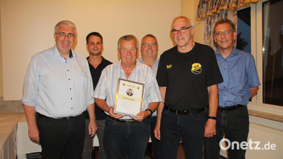 Mit 81 Jahren immer noch als Schiedsrichter für den SV Pullenried unterwegs: Grund genug, Siegfried Plößl (Dritter von links) mit der Ernennung zum Ehrenmitglied zu danken, wozu ihm auch seine Schiedsrichterkollegen gratulierten. Seit über fünf Jahrzehnten ist Hubert Dobmeier (Zweiter von rechts) einer der tragenden Säulen des SV Pullenried. Er wurde ebenfalls von Vorsitzendem Christian Bösl (Zweiter von links) zum Ehrenmitglied ernannt. Bild: frd