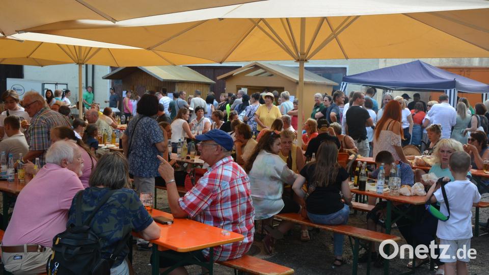 Zum Dankeschönfest in Fockenfeld waren viele Helfer und auch ukrainische Flüchtlinge gekommen. Bild: jr