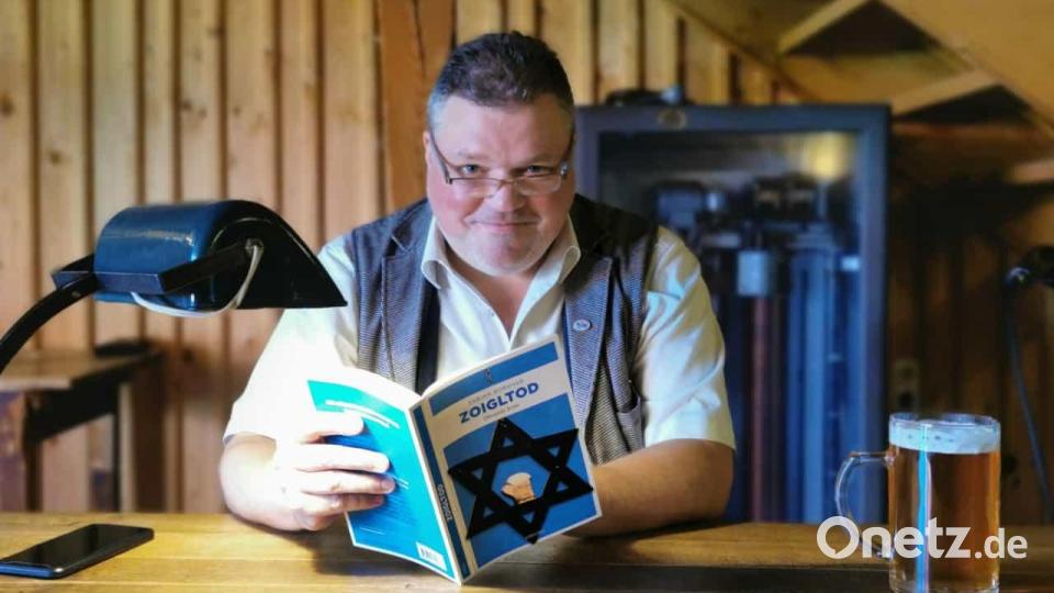 Fabian Borkner präsentiert sein neues Buch. Bild: Birgit Hecht/exb