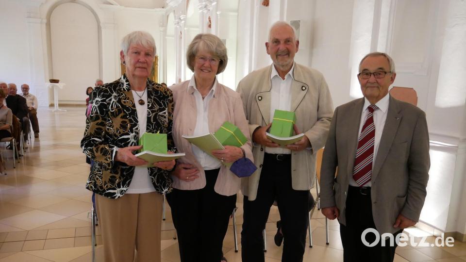 Von den noch lebenden sechs Gründungsmitgliedern konnte Vorsitzender Manfred Brunner (rechts) jeweils eine Urkunde des Oberpfälzer Waldvereins und ein individuelles Geschenk des Gerwig-Kreises an Ingrid Pröls, Edeltraud und Manfred Winhard (von links) überreichen. Bild: hmr