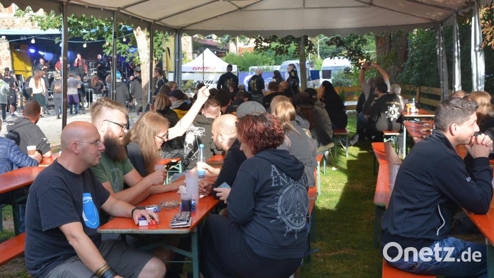 Blick in die Reihen der Besucher, die am frühen Samstagabend in Königshütte beim „Skaldenwolf-Festival“ zu Gast waren. Mehrere hundert Gästen kamen am Freitag und Samstag zur Erstauflage des Festivals. Bild: jr