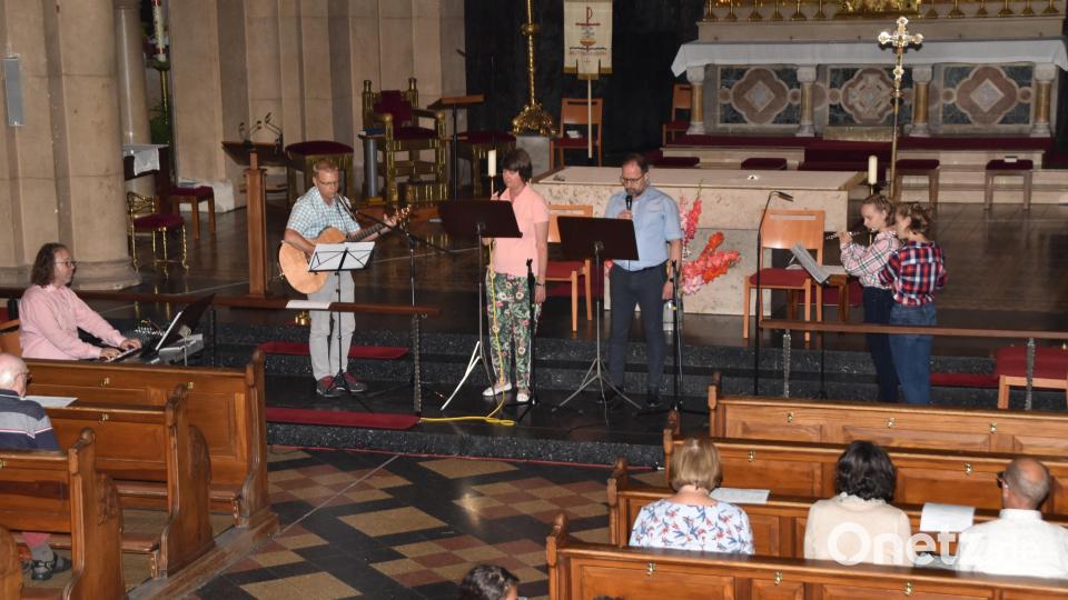 Zum Mitsingen der "Neuen Geistlichen Lieder" waren die Besucher der "Punkt 12"- Veranstaltung aufgefordert. Bild: hcz