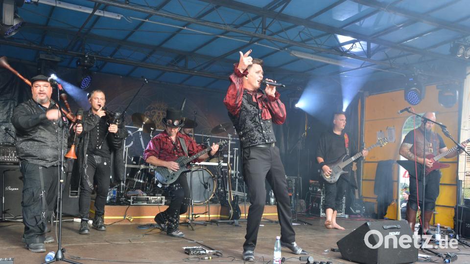 Für Furore in Königshütte sorgte die Band „Corvidae“ aus Kulmbach, die mittelalterlichen Deutsch-Rock spielte. Bild: jr