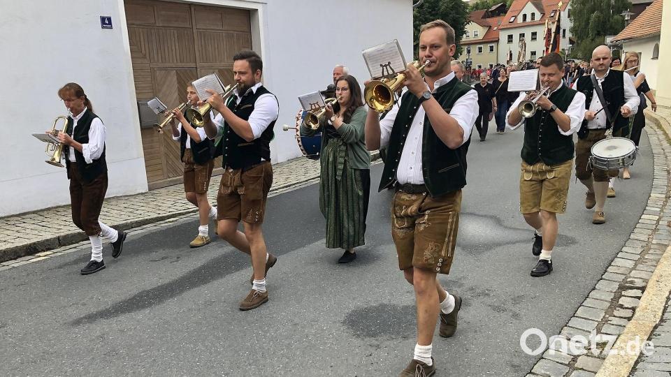Das Bürgerfest in Falkenberg startete mit dem Einzug der Vereine, Bürgermeister, Markträte und anderer Organisationen. Angeführt wurde der Festzug von der Blaskapelle Falkenberg. Bild:  wro