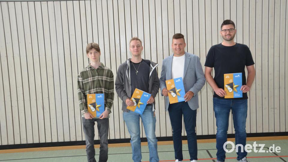 Die Zeugnisse zur Fachhochschulreife nahmen (von links) Andreas Rothaler, Maximilian Schreiner, Lukas Üblacker und Friedolin Benjamin Wagner entgegen. Bild: BSZ Wiesau/exb