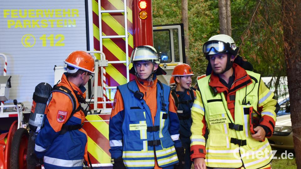 Beim &quot;Berufsfeuerwehrtag&quot; der Jugendfeuerwehren Parkstein und Hammerles wird der Einsatz besprochen. Bild: Angelina Dagner, Feuerwehr Hammerles /exb