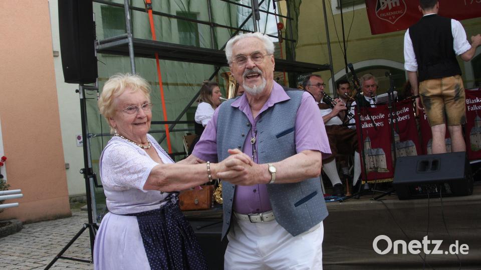 Bei Polka- und Walzerklang tanzten Anton Zahn und Maria Böhm aus Wiesau. Bild: wro