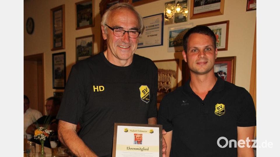 Ein Leben für den SV Pullenried: Seit über fünf Jahrzehnten ist Hubert Dobmeier (links) einer der tragenden Säulen des SV Pullenried, dem er in diesen fünf Jahrzehnten in den unterschiedlichsten Funktionen gedient hat. Bei der Jubiläumsfeier ist Hubert Dobmeier vom derzeitigen Vorsitzenden des Vereins, Christan Bösl (rechts), zum „Ehrenmitglied“ ernannt worden. Bild: frd