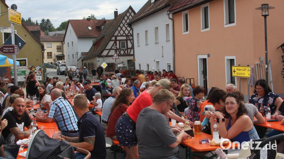 Falkenberger und viele Gäste feierten am Sonntag bei hochsommerlichen Temperaturen. Bild: wro