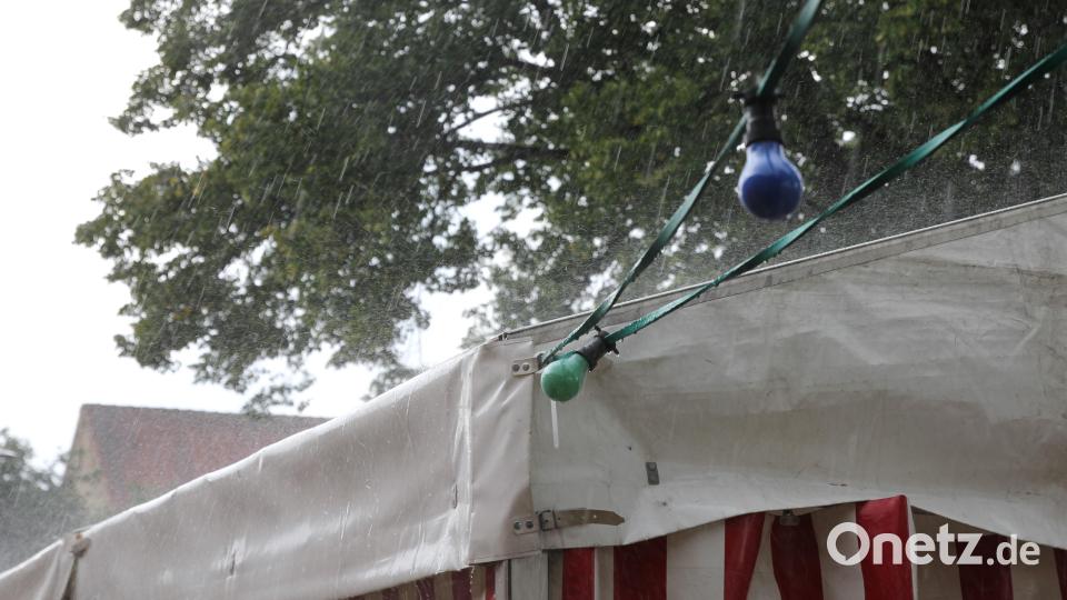 Kurz nach dem offiziellen Festbeginn brach ein Gewitter mit viel Regen über Wildenreuth herein. Bild: fks