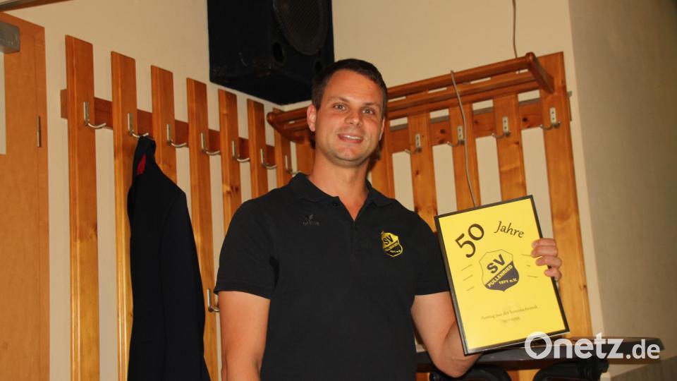 Mit der Broschüre 50 Jahre SV Pullenried, so Vorsitzender Christian Bösl, hat Hubert Dobmeier, zusammen mit seinen Töchtern ein Werk geschaffen, an dem sich viele Generationen erfreuen werden. Bild: frd