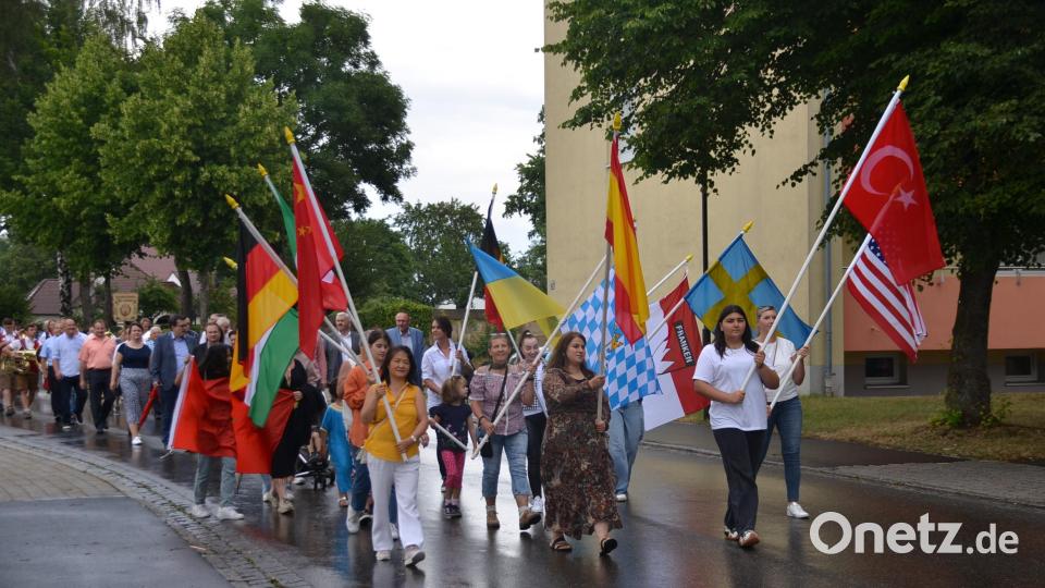 Die Fahnen beim Festzug zur Eröffnung des Bürgerfestes bewiesen: Speichersdorf ist bunt. Bild: ak