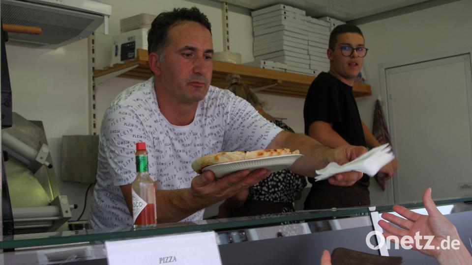 Zum vielfältigen kulinarischen Angebot beim Bürgerfest gehörte ofenfrische Pizza. Bild: wro