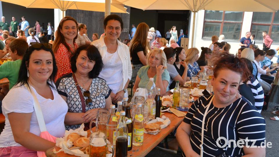 Mit einem Dankeschönfest sagte der Landkreis Tirschenreuth allen ehrenamtlichen Helfern Danke, die sich um die Flüchtlinge aus der Ukraine so großartig kümmern. Auch viele Flüchtlinge aus der Ukraine waren zum Fest gekommen Bild: jr