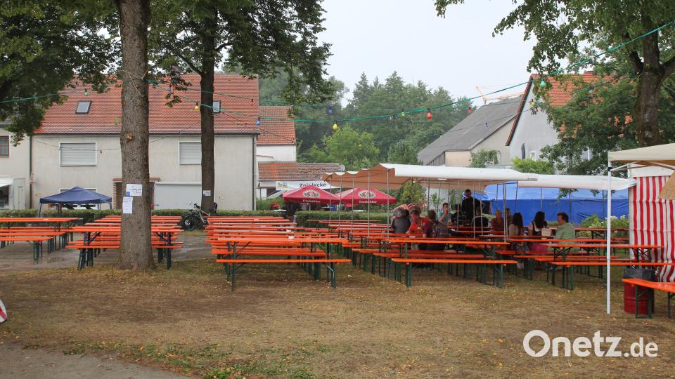 Wegen des Regens flüchteten sich nachmittags die Besucher in die Zelte oder unter die Bedachungen. Bild: fks