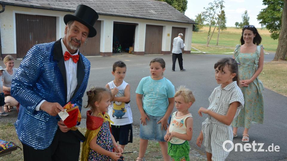 Zauberer Franz sorgte bei den Kindern für Unterhaltung. Bild: jr