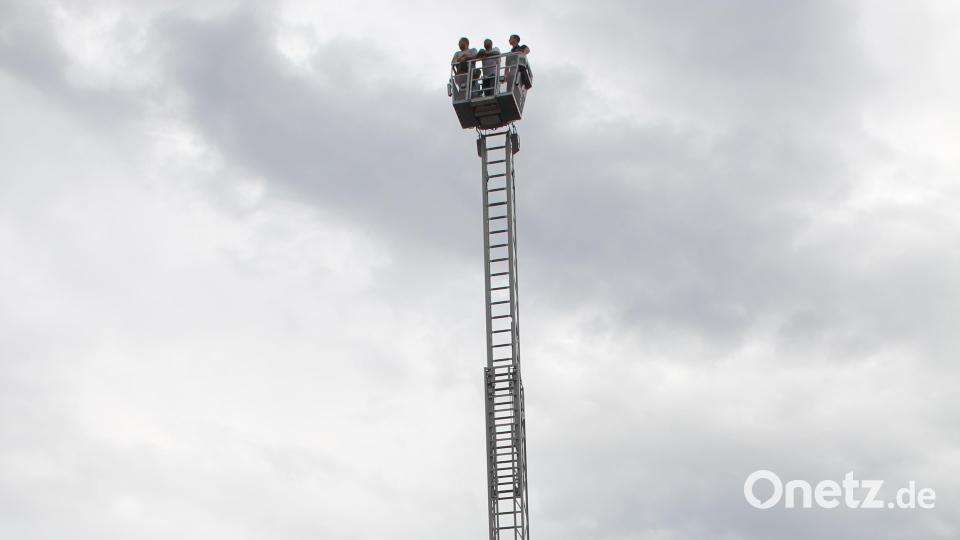 Wildenreuth von oben konnten sich Erwachsene und Kinder auf der Drehleiter der Feuerwehr Erbendorf ansehen. Bild: fks